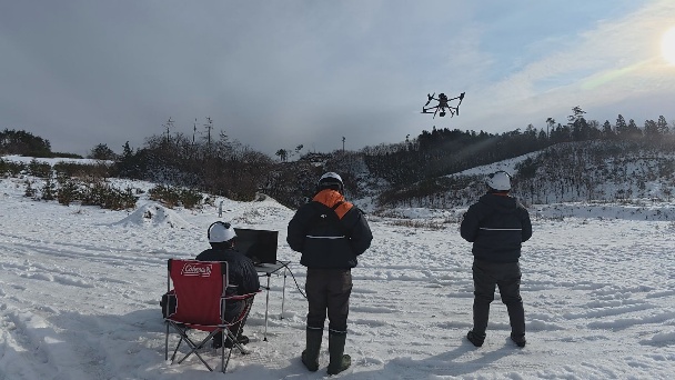 雪の上を歩いている人たちAI 生成コンテンツは誤りを含む可能性があります。
