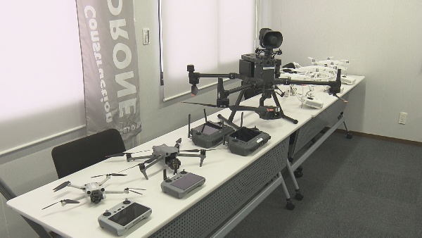 机の上のパソコン機材AI 生成コンテンツは誤りを含む可能性があります。