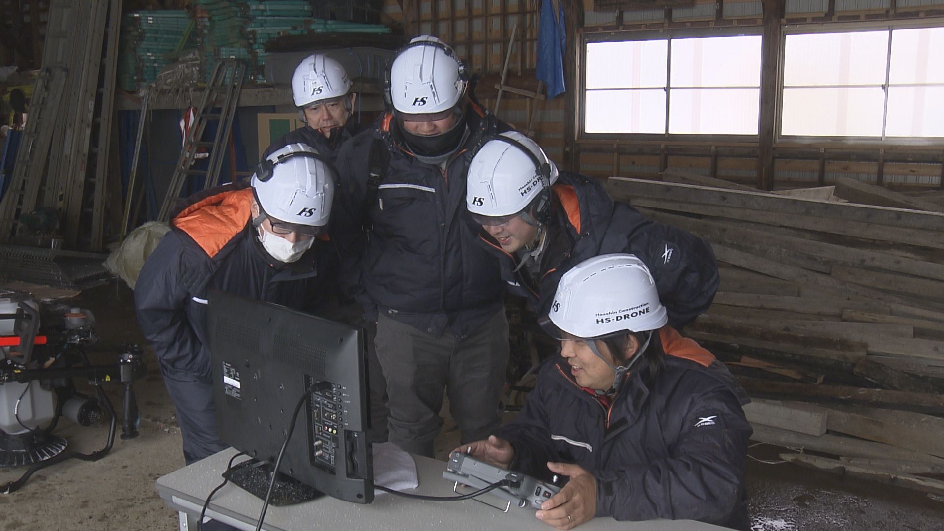 人, 建物, 屋外, 男 が含まれている画像AI 生成コンテンツは誤りを含む可能性があります。