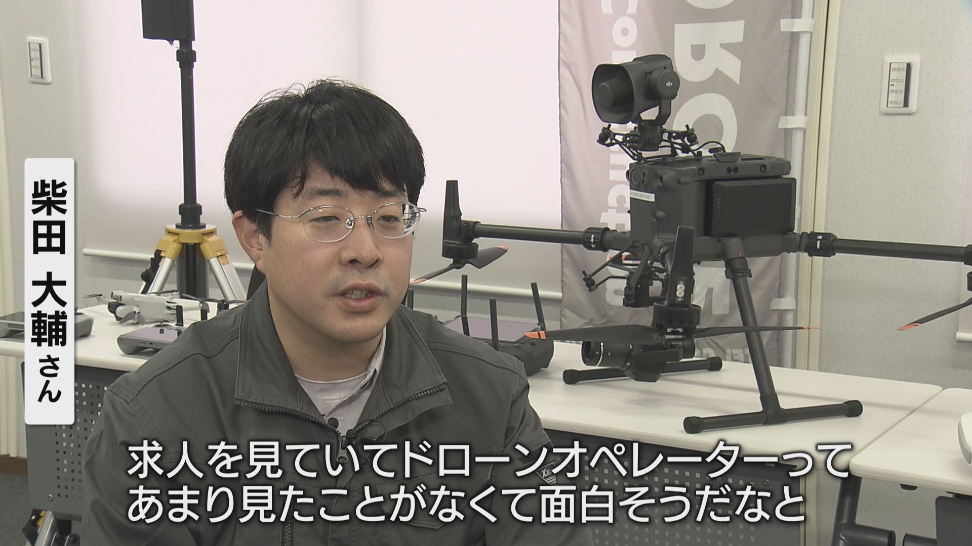屋内, テーブル, コンピュータ, 男 が含まれている画像AI 生成コンテンツは誤りを含む可能性があります。