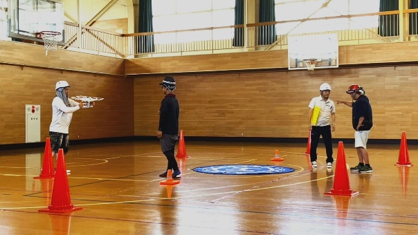 屋内, 子供, 少し, 女の子 が含まれている画像AI 生成コンテンツは誤りを含む可能性があります。