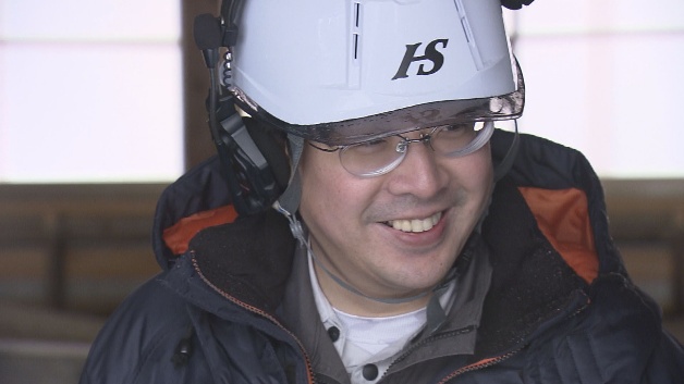 ヘルメットをかぶっている人はスマイルしているAI 生成コンテンツは誤りを含む可能性があります。