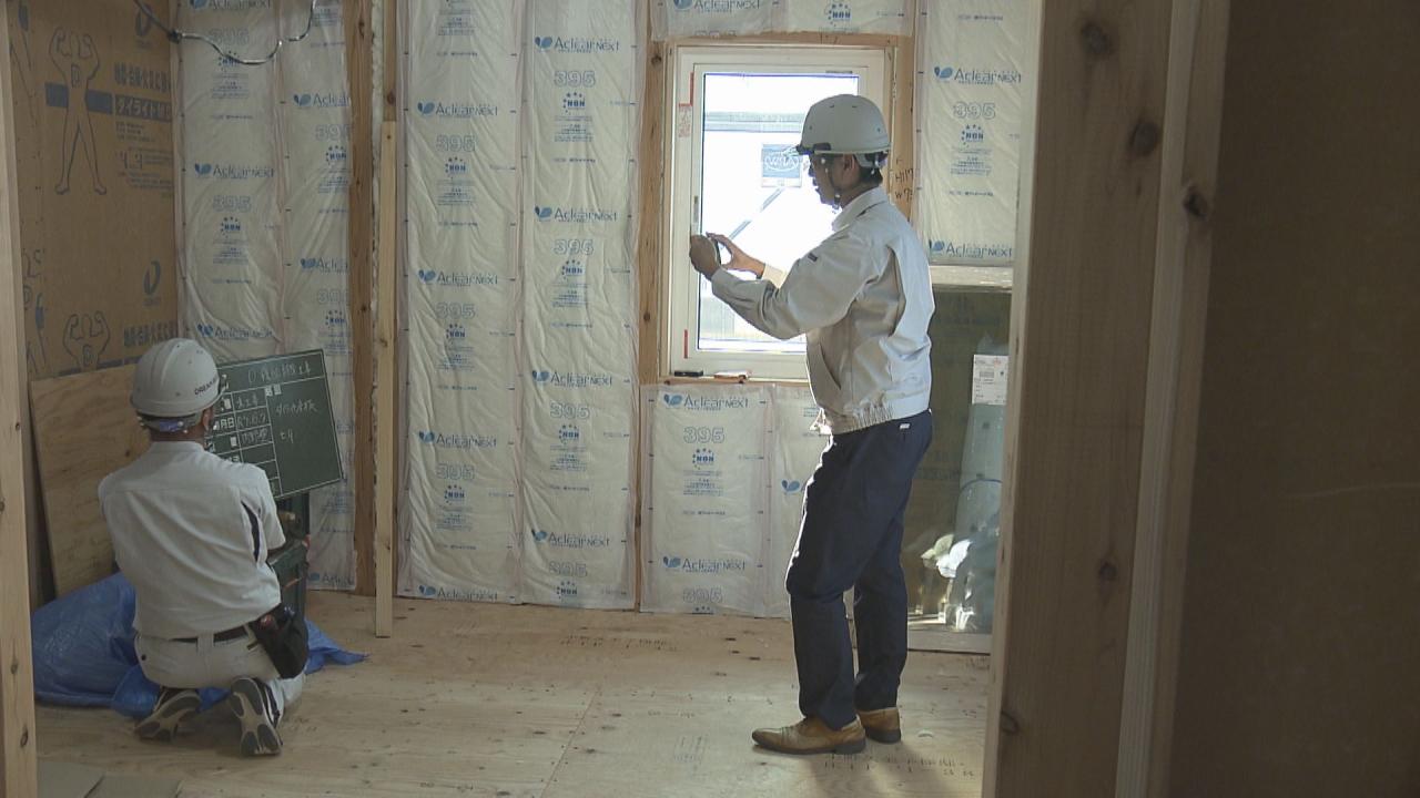 会社倉庫から昔使っていた黒板を引っ張り出して撮影してもらいました