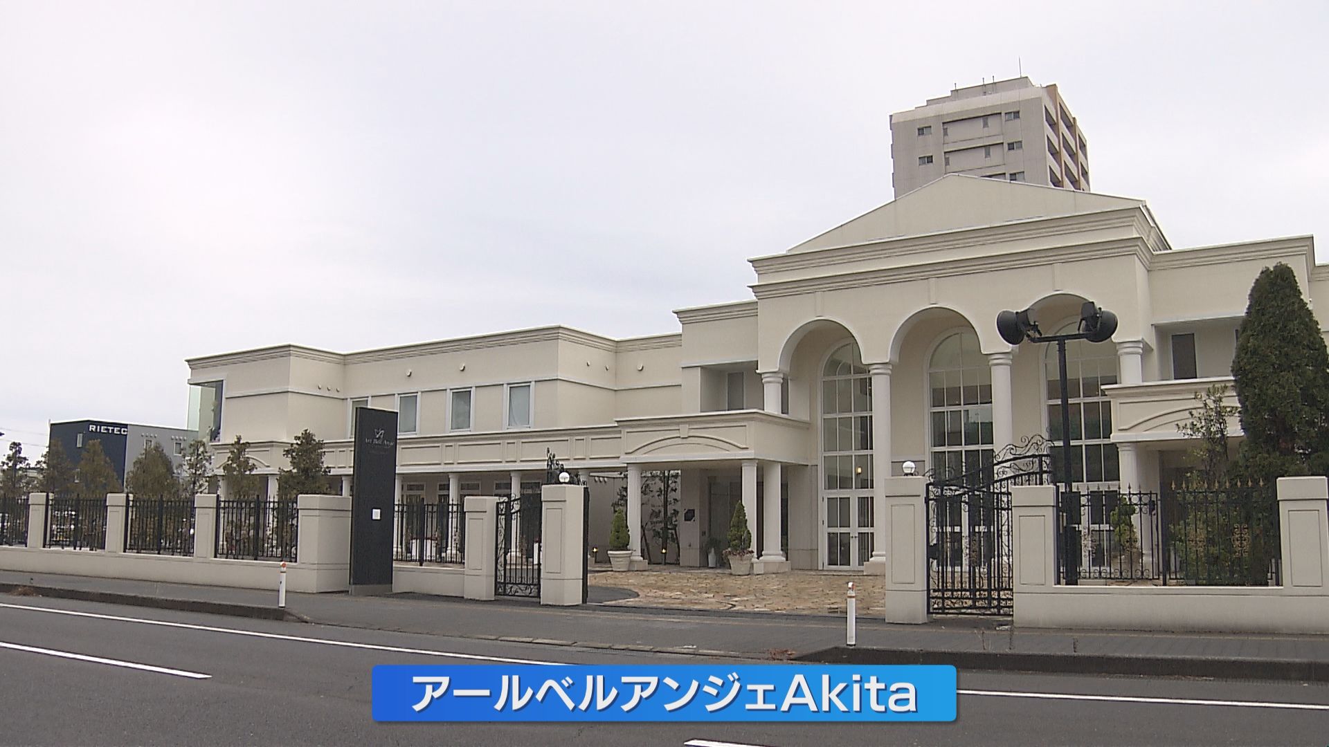 道路の脇にある建物AI 生成コンテンツは誤りを含む可能性があります。