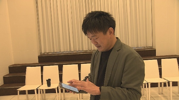 椅子に座っている男性AI 生成コンテンツは誤りを含む可能性があります。