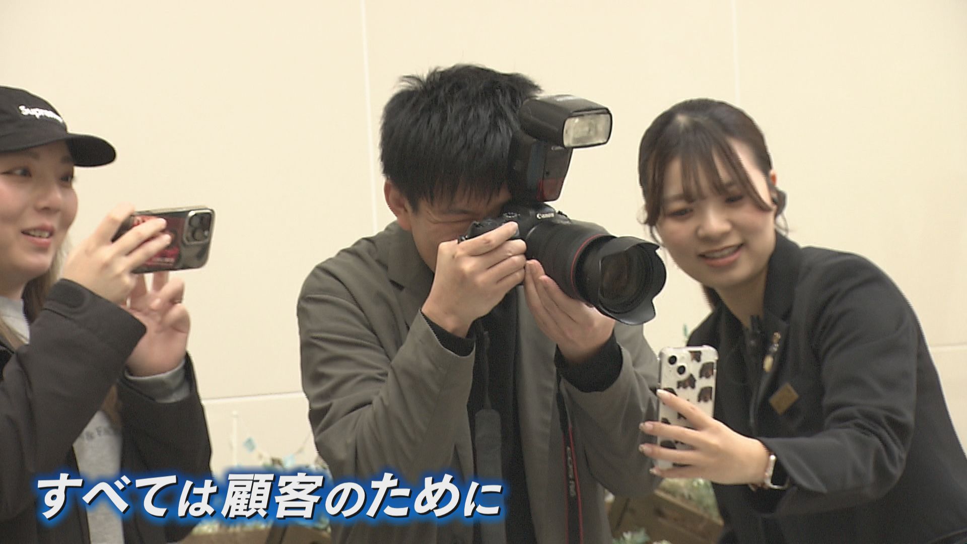 携帯電話を持っている男性たちAI 生成コンテンツは誤りを含む可能性があります。