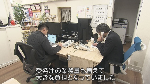 テーブル, 男, 若い, コンピュータ が含まれている画像AI 生成コンテンツは誤りを含む可能性があります。