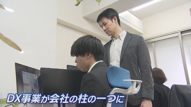 男, 屋内, 人, 立つ が含まれている画像AI 生成コンテンツは誤りを含む可能性があります。